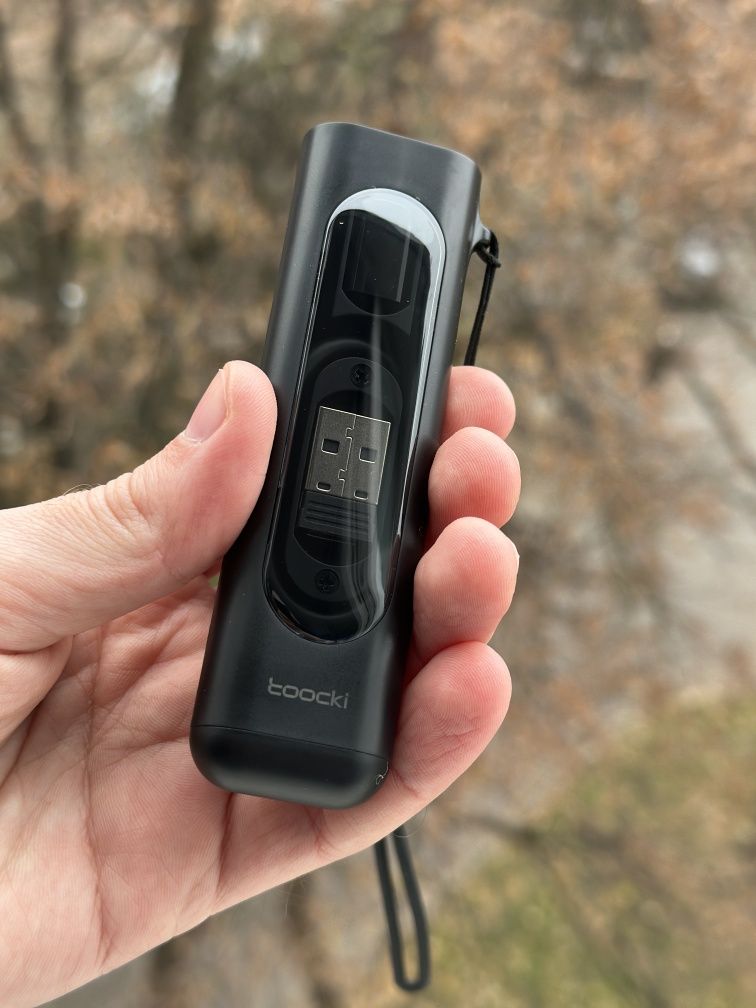 Стильний компактний зарядний пристрій для гаджетів Toocki