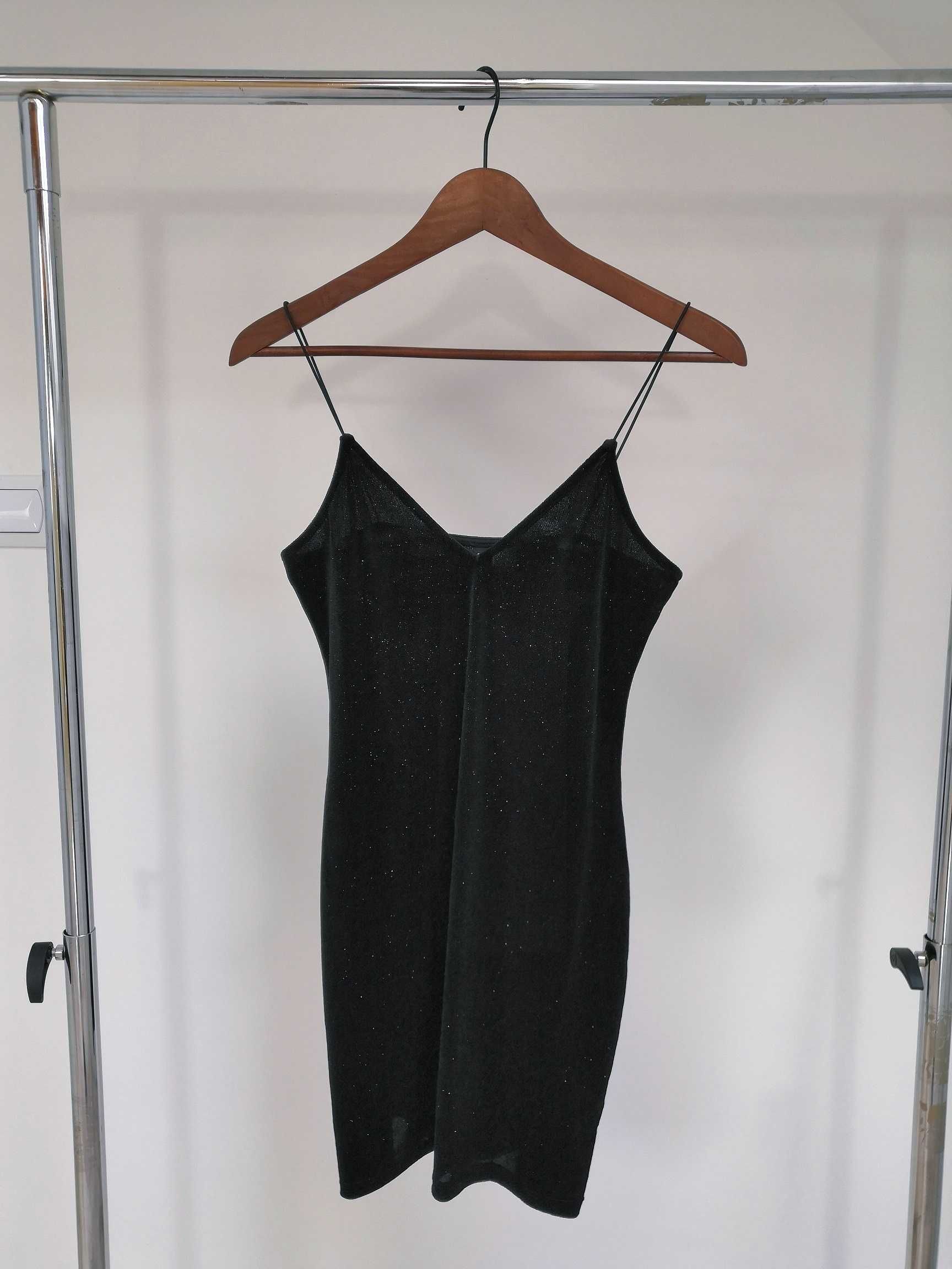 Czarna sukienka na ramiączkach błyszczący materiał święta sylwester