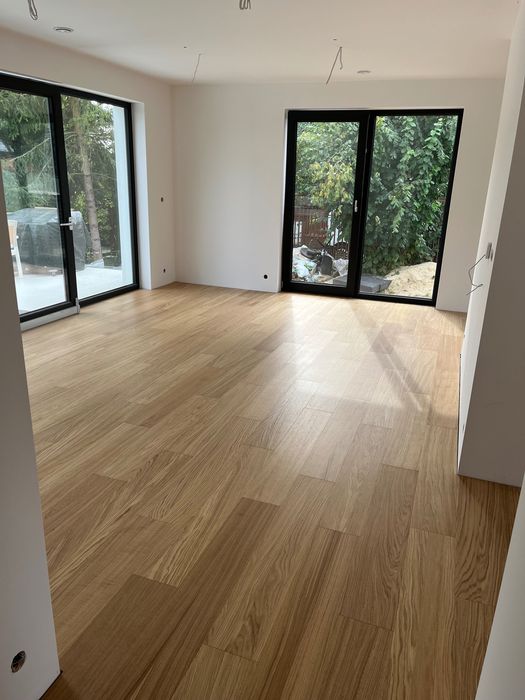 Montaż listew przypodłogowych parkietu paneli podłogowych deski