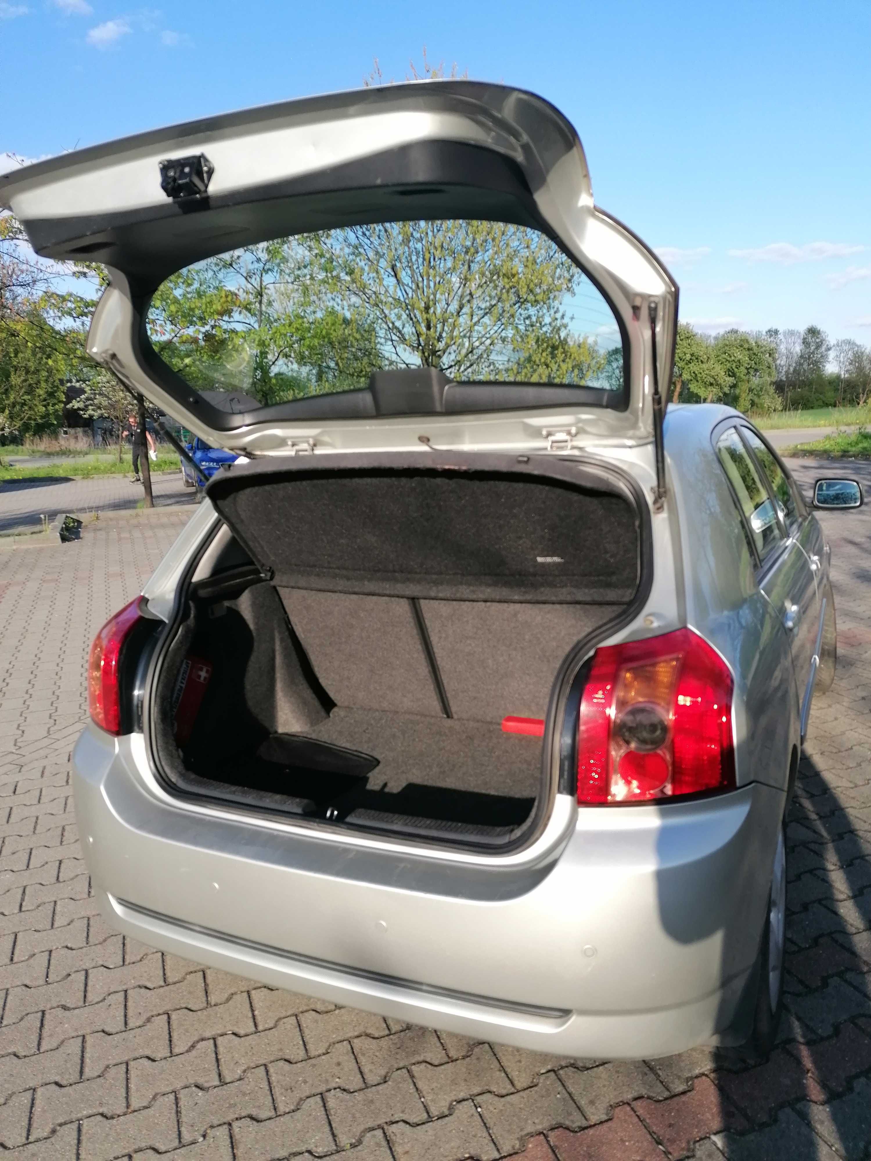 Srebrna Toyota Corolla Hatchback E12 - Bezpośrednio od właściciela