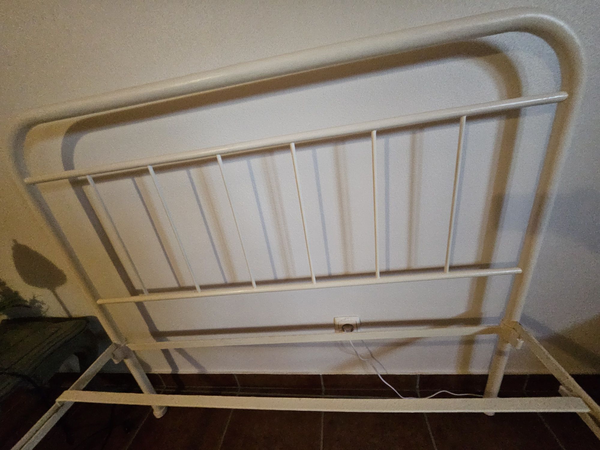 Cama de ferro pintada de branco