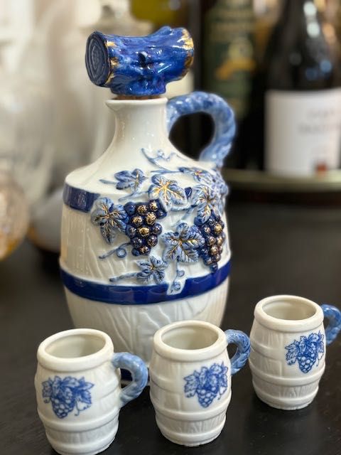 Garrafa porcelana biscuit com três copos