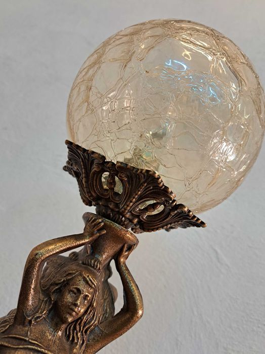 Lampa figuralna stołowa mosiężna 3 kobiety kariatydy kula art deco