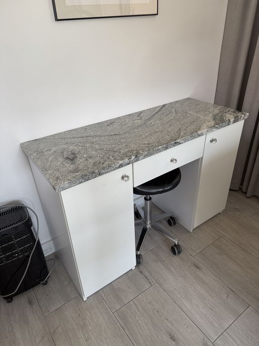 Biurko z granitowym blatem