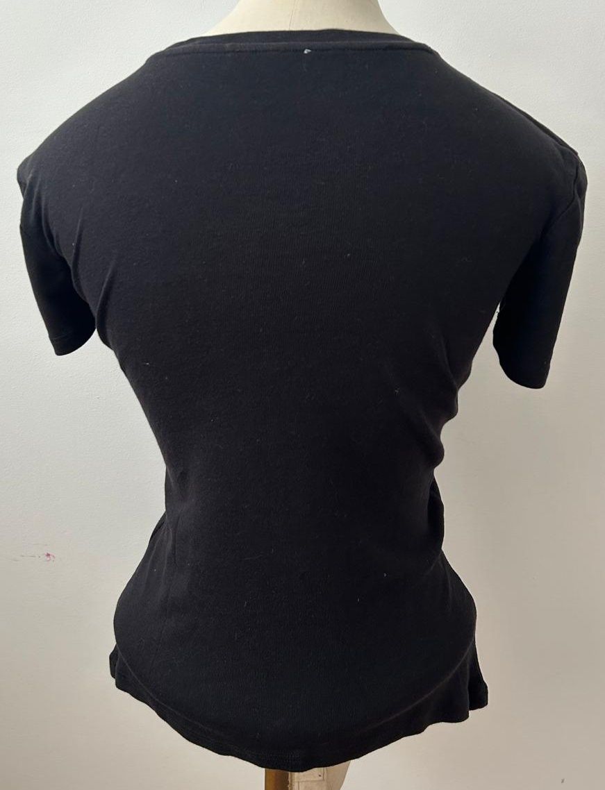 T-shirt preta com bordados Zara