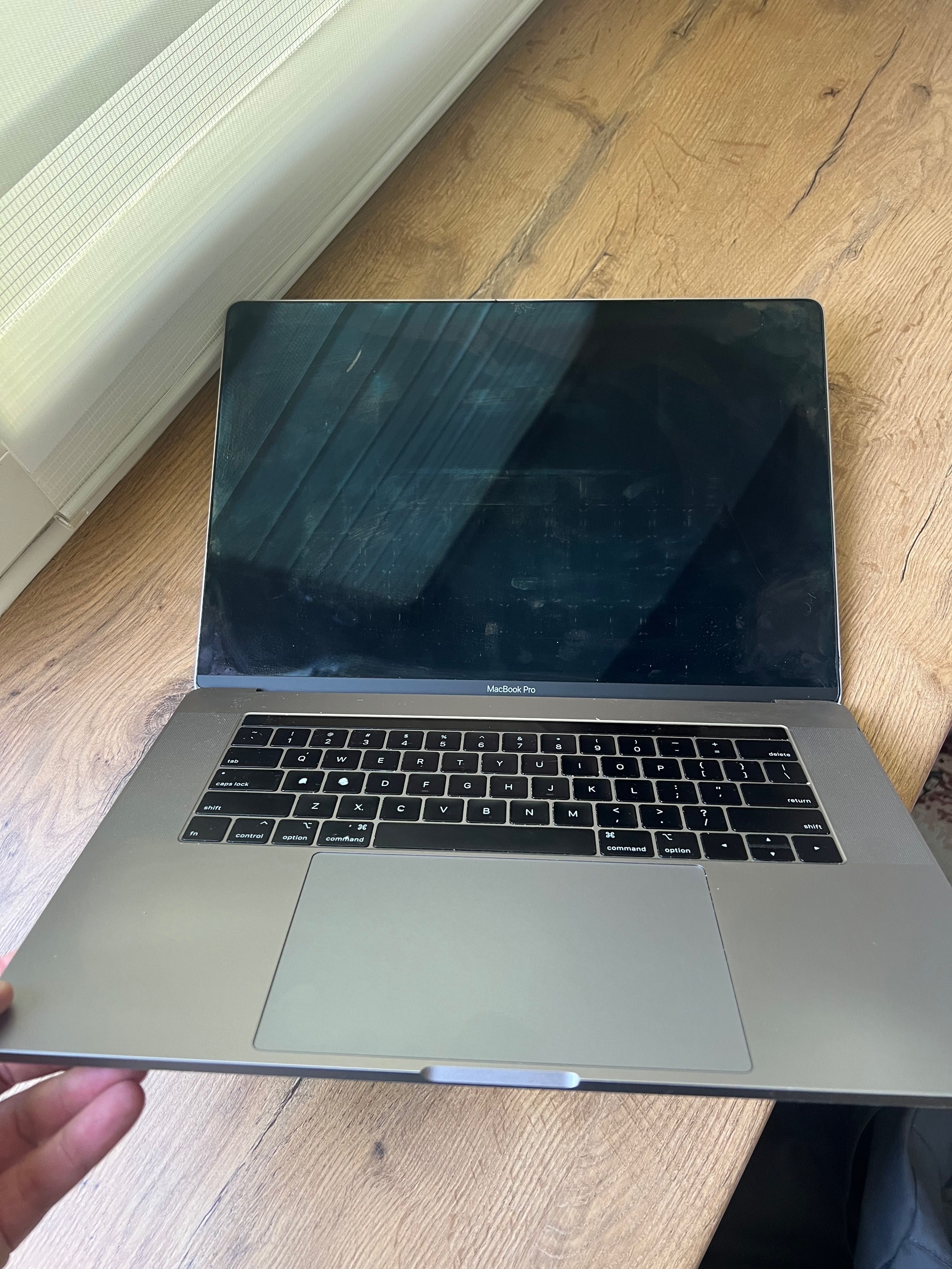 MacBook Pro 15’ 2018-2019 A1990 топкейс з екраном в зборі !