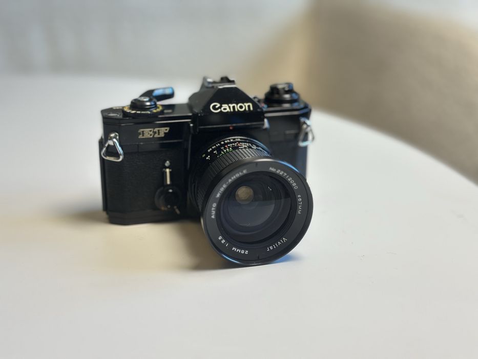 Canon EF z obiektywem 28mm f2.8 aparat analogowy tradycyjny