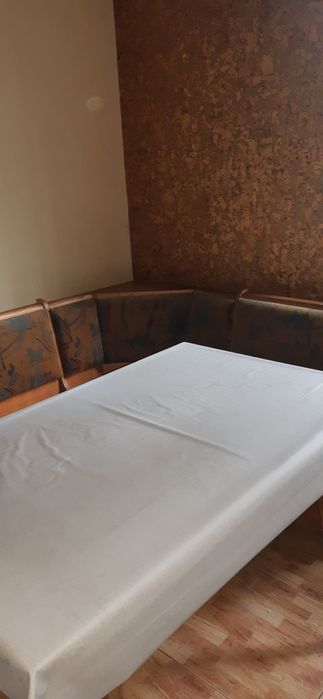 Кухонный уголок со столом