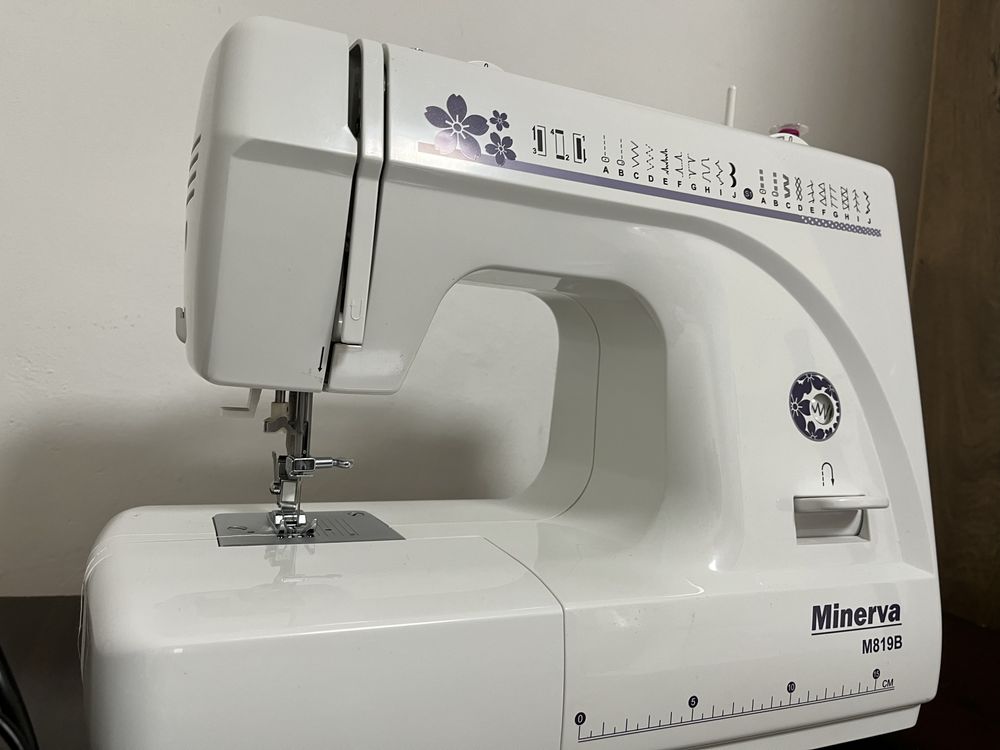 Продам швейную машину Minerva M819B