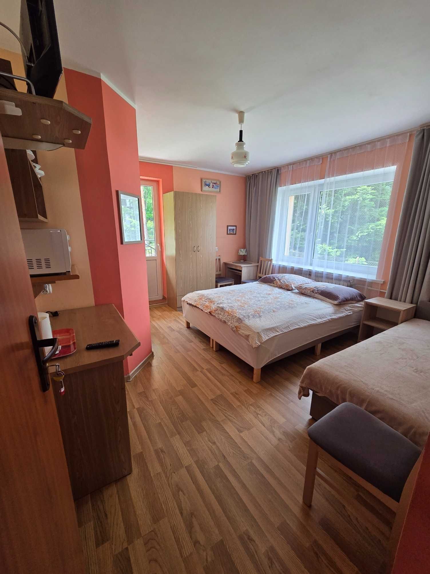 Pokoje z łazienkami i balkonami blisko PKP i plaży Władysławowo