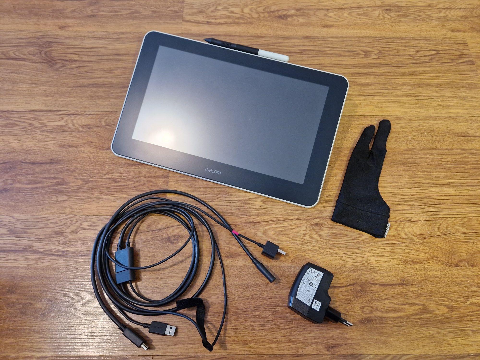 Tablet graficzny Wacom One 13.3" z wyświetlaczem stan idealny