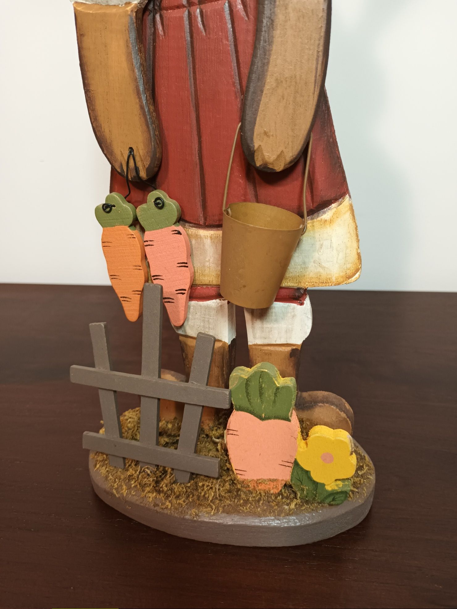 Coelho de madeira decorativo