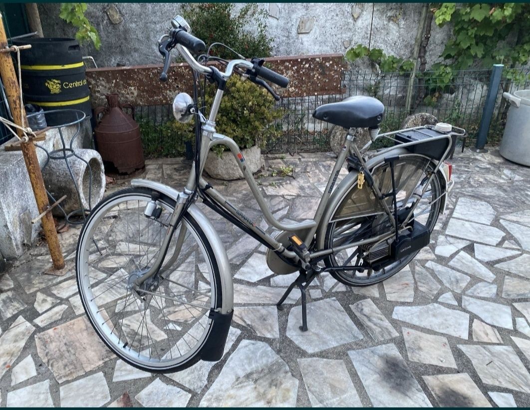 Bicicleta sparta com motor a gasolina de origem
