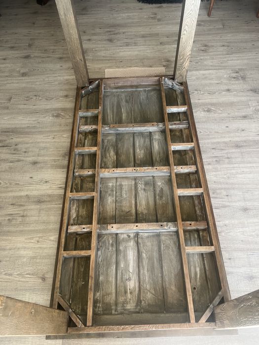 Mesa em madeira maciça.