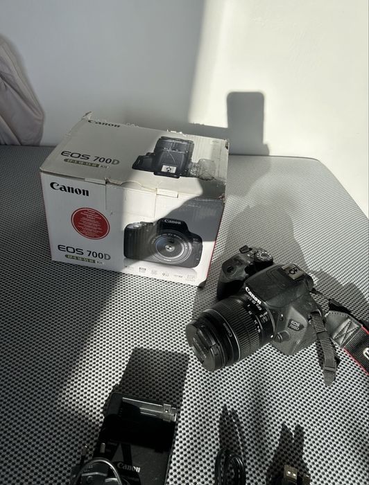 СРОЧНО ПРОДАЮ !!! Фотоапарат камера + обєктив Canon EOS 700D 18-55mm