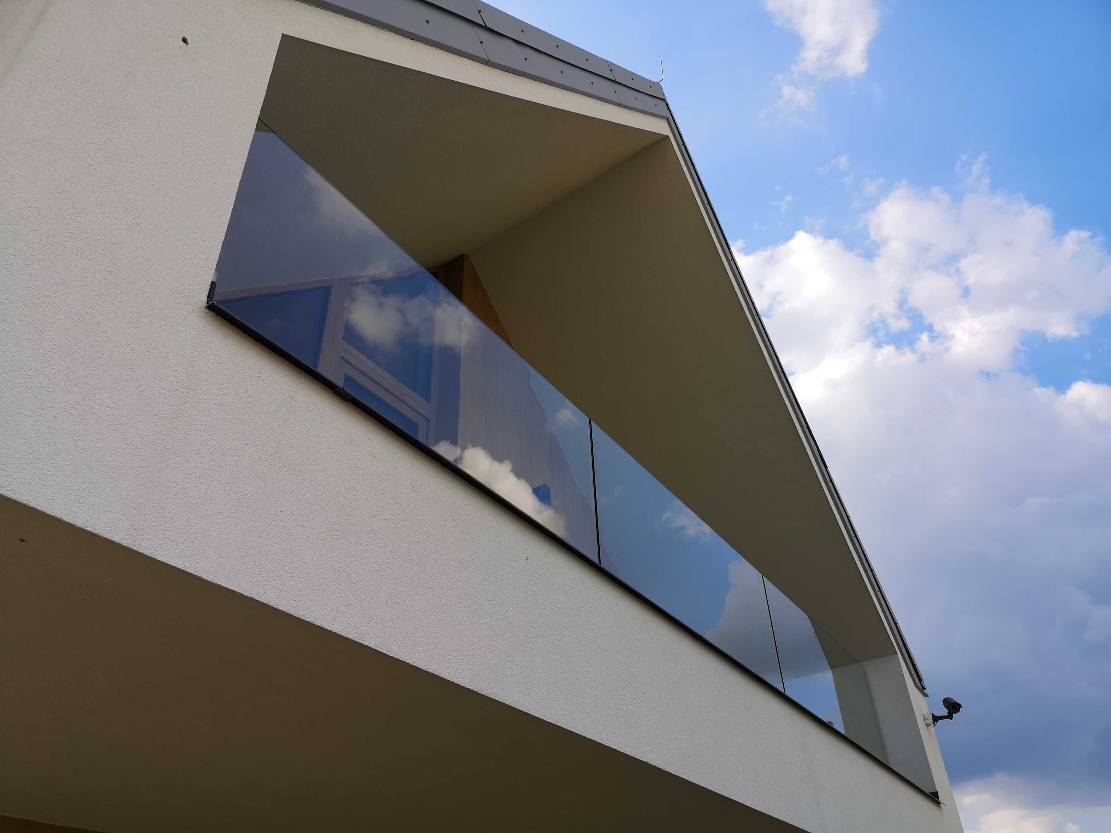 Szklane balustrady samonośne w systemie bezsłupkowym
