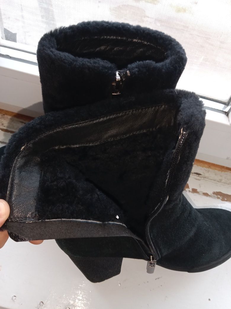 Жіночі зимові замшеві чоботи