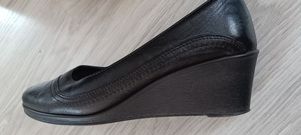 Damskie półbuty czarne niska koturna skóra