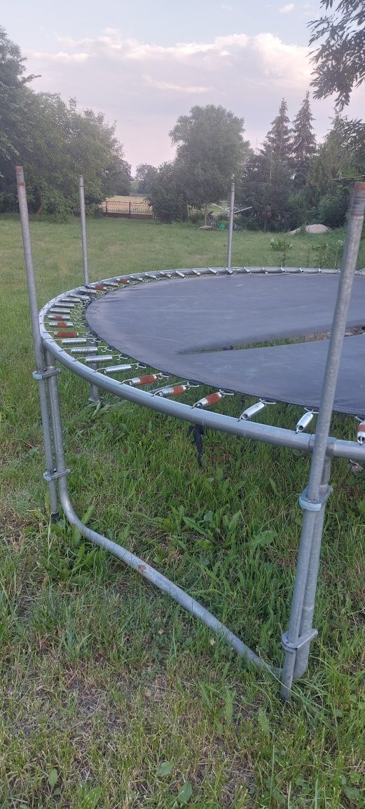 Stelaż masywnej trampoliny na 72 sprężyny średnica około 3m.