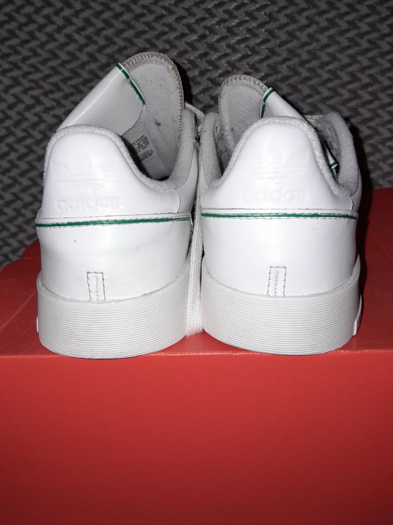 Damskie adidasy z Adidas.