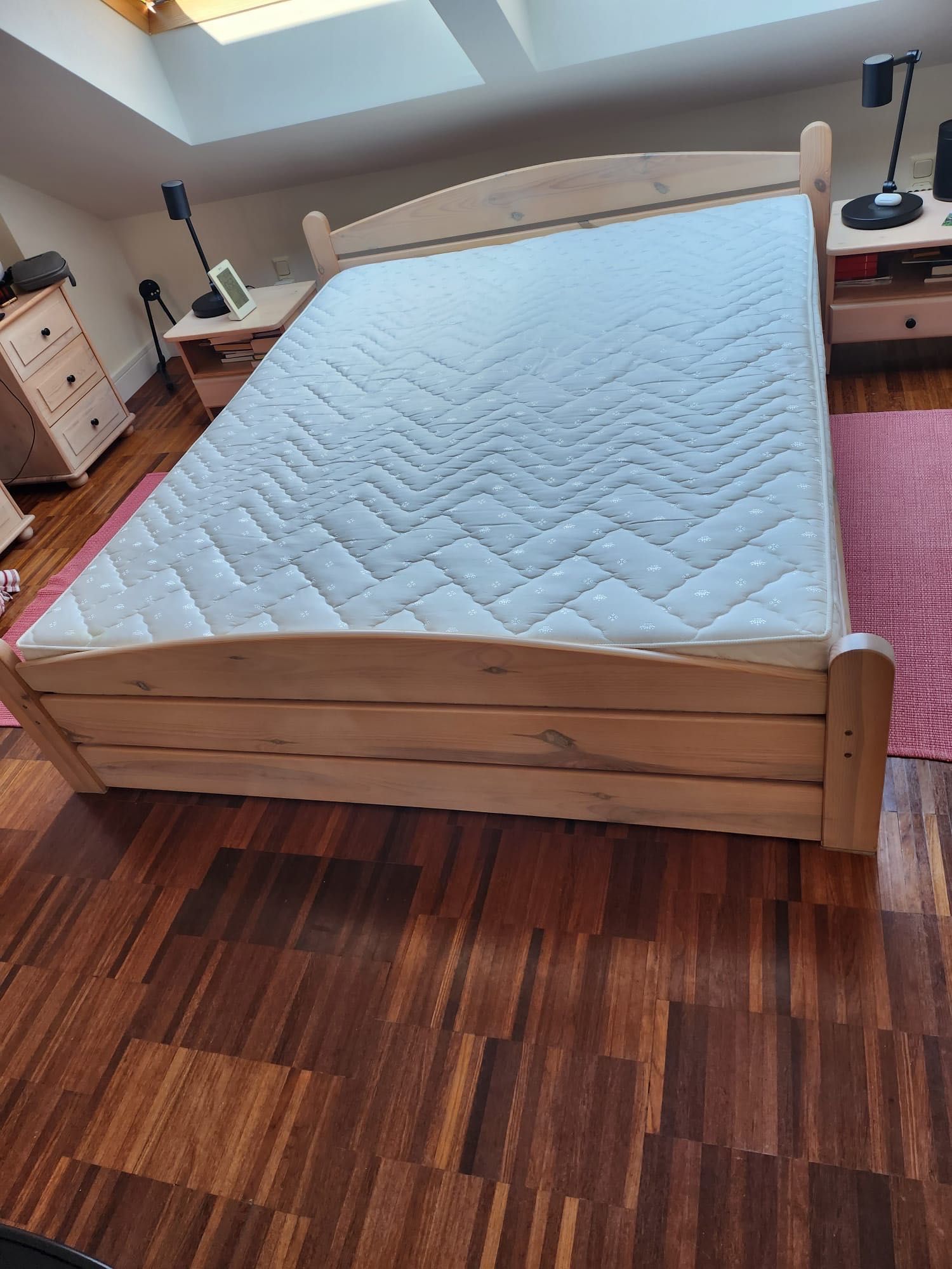 Drewniane łóżko z materacem 160 x 200