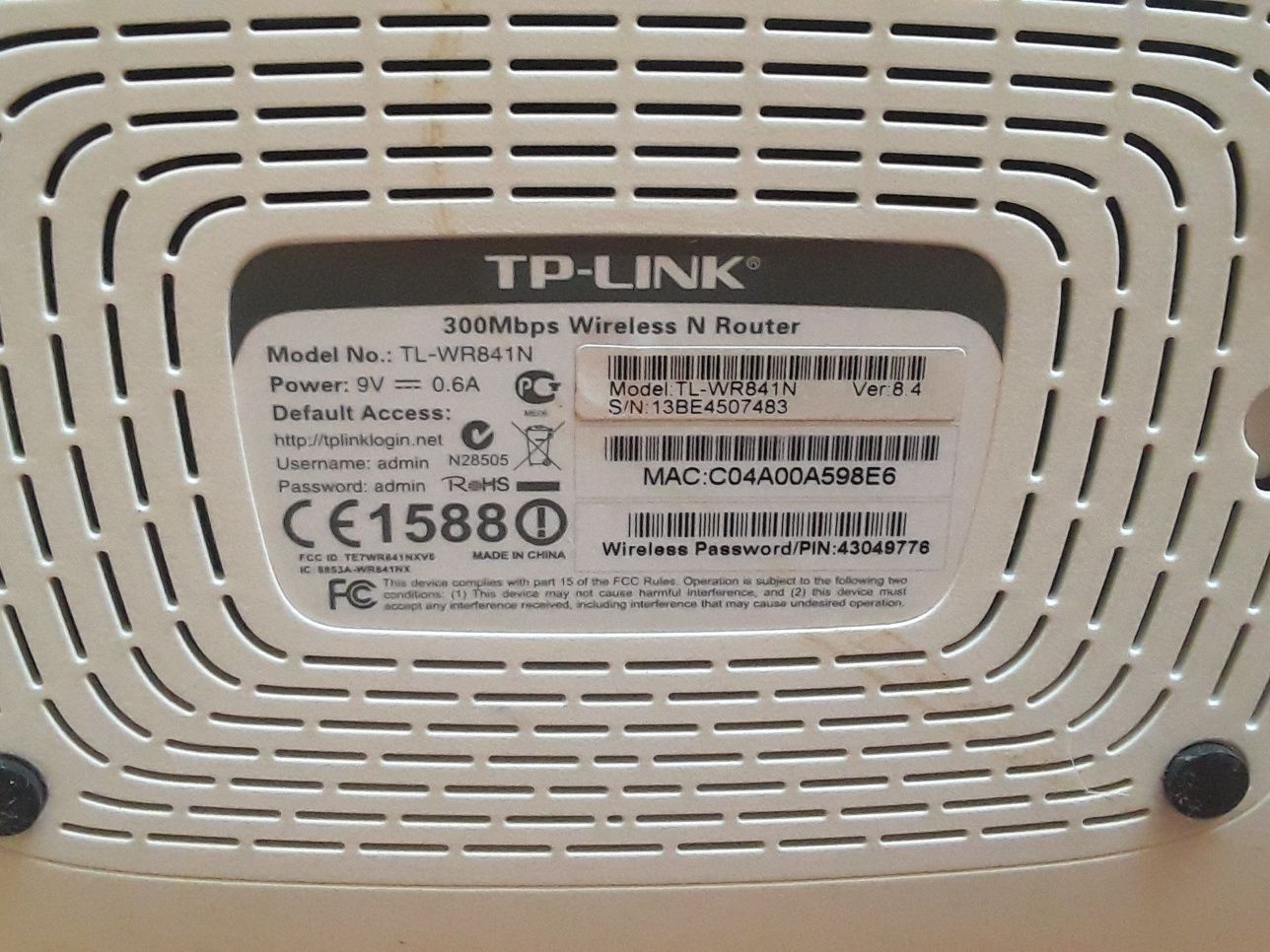 Router TP-Link com cabos