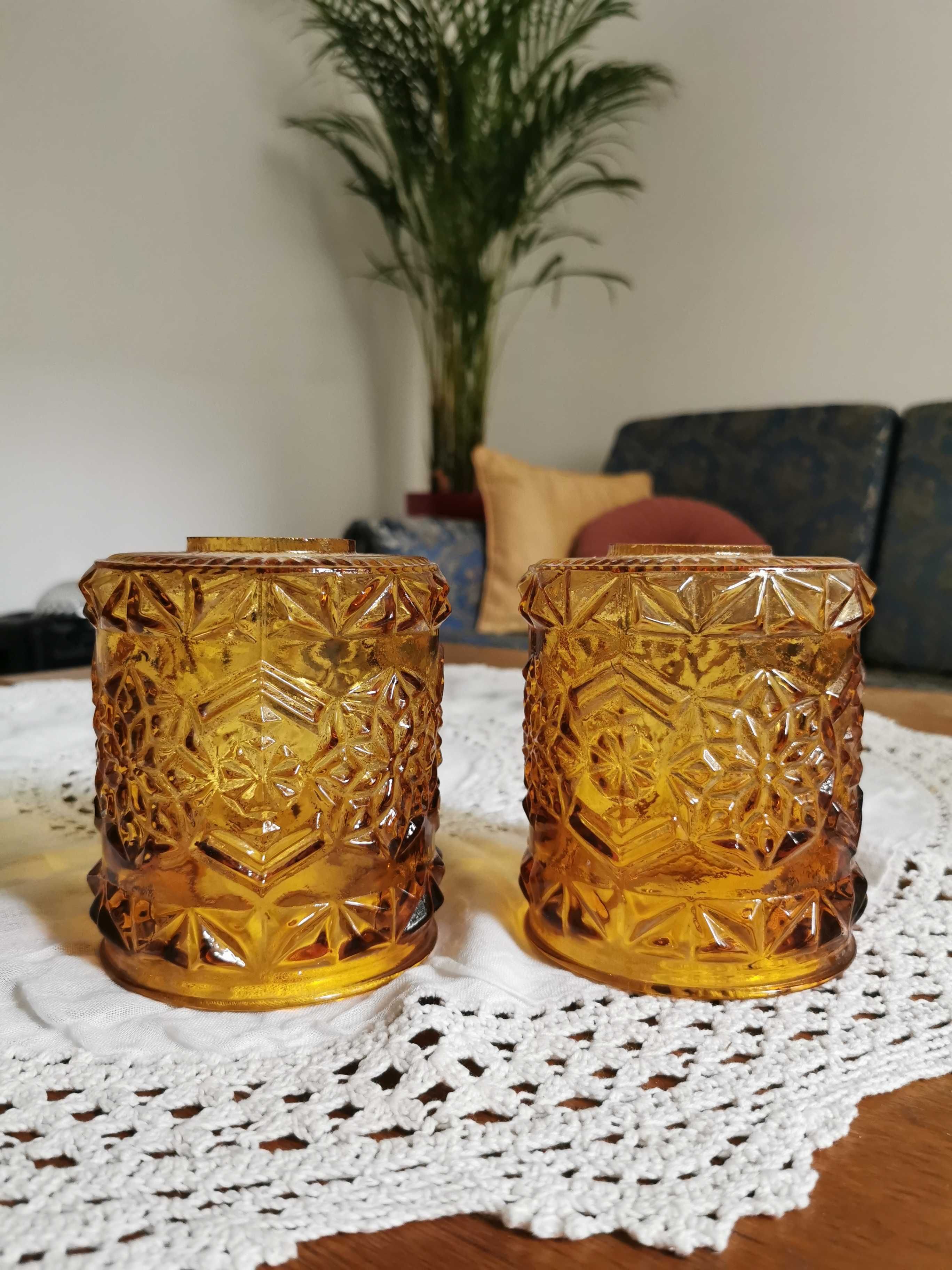 Dwa szklane klosze