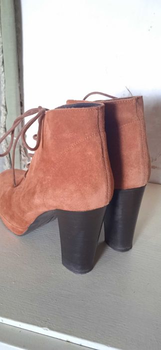 Как новые 100% натуральные ( замш и внутри кожа) ботиночкир. 38