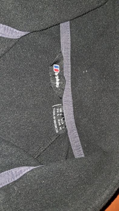 Продаю кофту berghaus розмір S маленький девект