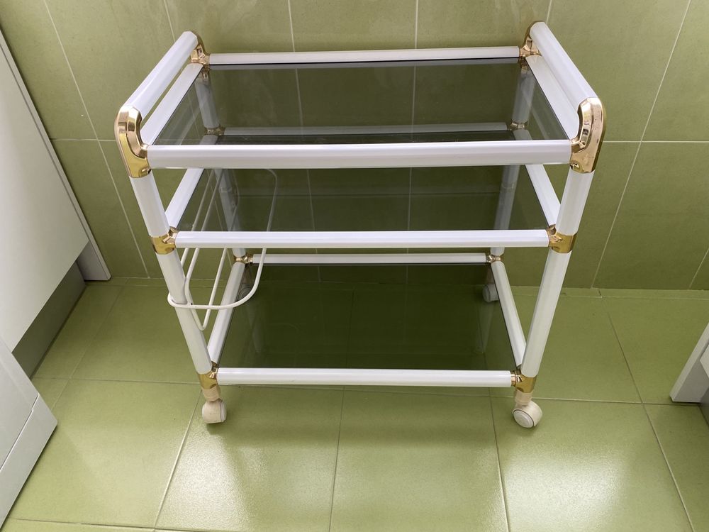 Carrinho de apoio para sala ou cozinha.