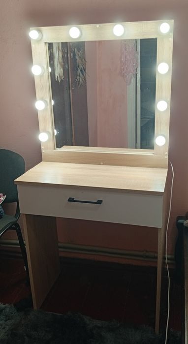 Стіл. Макіяжний столик. Жіночий, туалетний столик. З лампочками