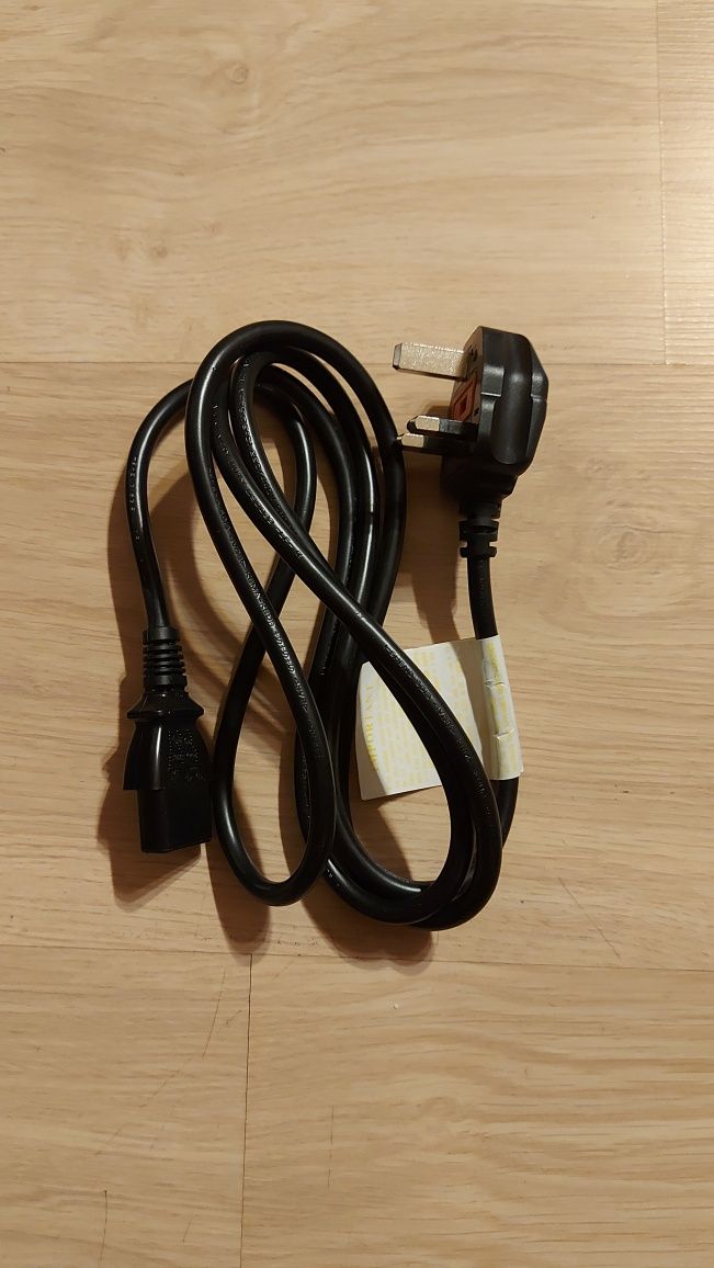 Przewód, kabel zasilający do komputera, wtyczka angielska, bezpiecznik