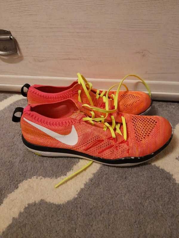 Siateczkowe buty sportowe Nike do biegania rozm 39