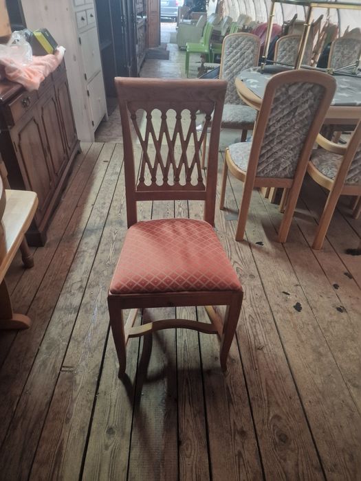 Stylowy sosnowy stół z krzesłami czterema