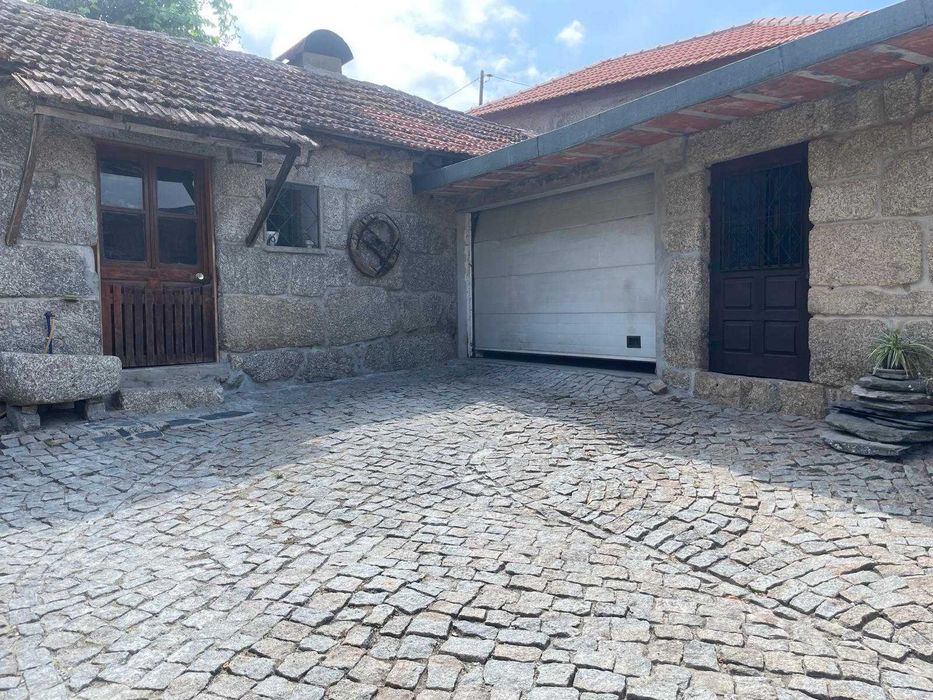 Quarto com WC / Garagem / Cozinha