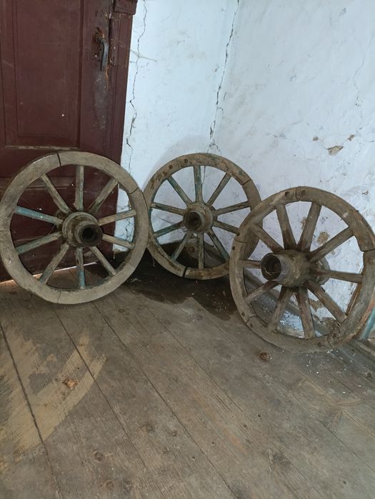 Дерев'яні колеса від в воза