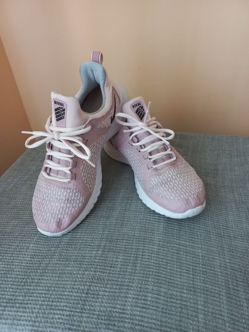 Жіночі кросівки Nike Rival,р40,5