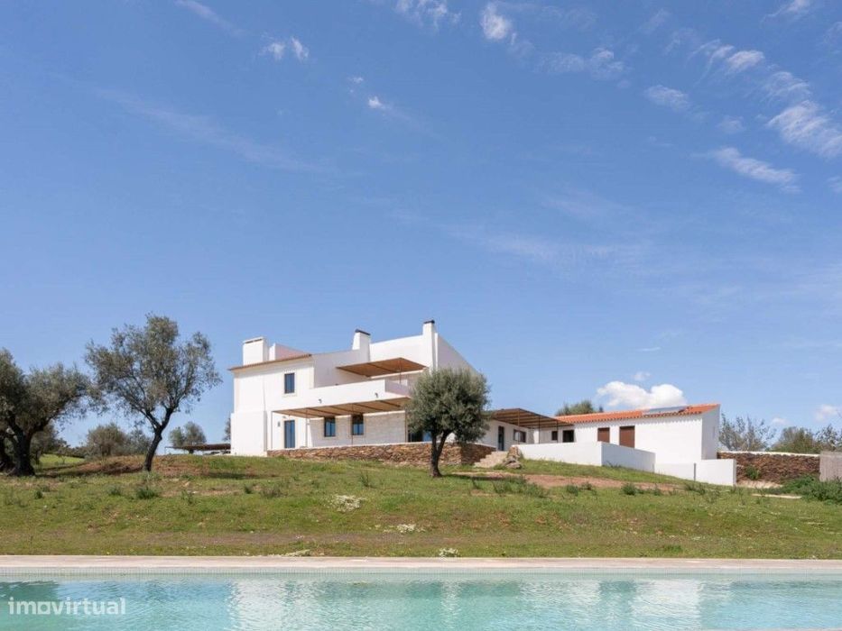 Moradia T3 em monte de três hectares com piscina em Vila Viçosa