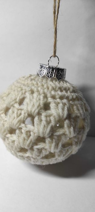 Szydełkowe bombki, ręcznie robione z plastikowym wypełnieniem