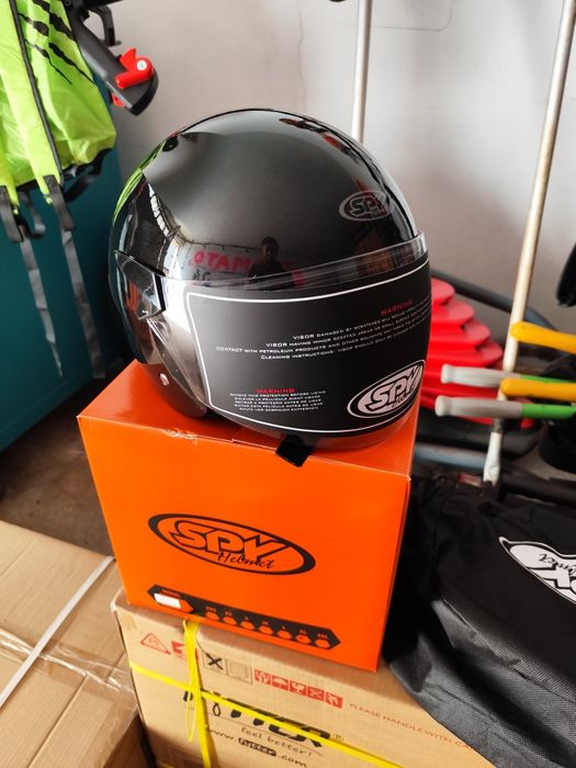 Capacete novo em caixa