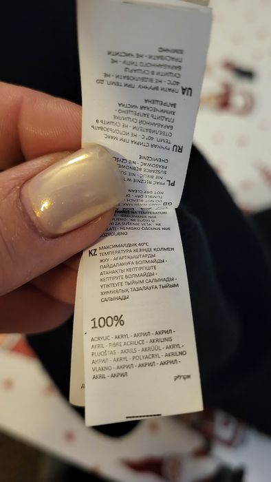 dwa czarne kapelusze po 10 zł każdy.