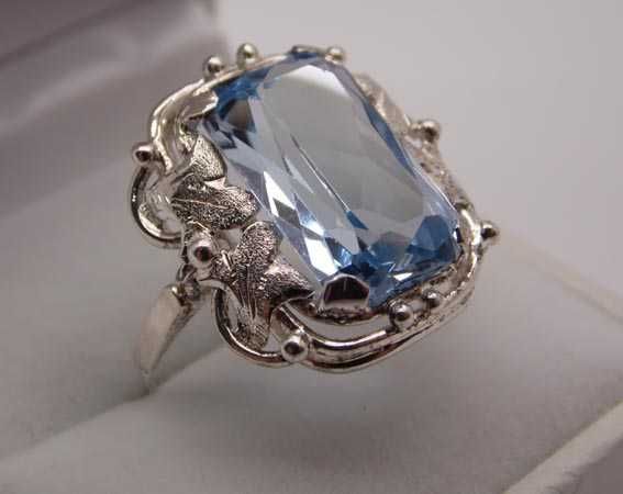 Przedwojenny srebrny pierścionek błękitny spinel listki z boku oprawy