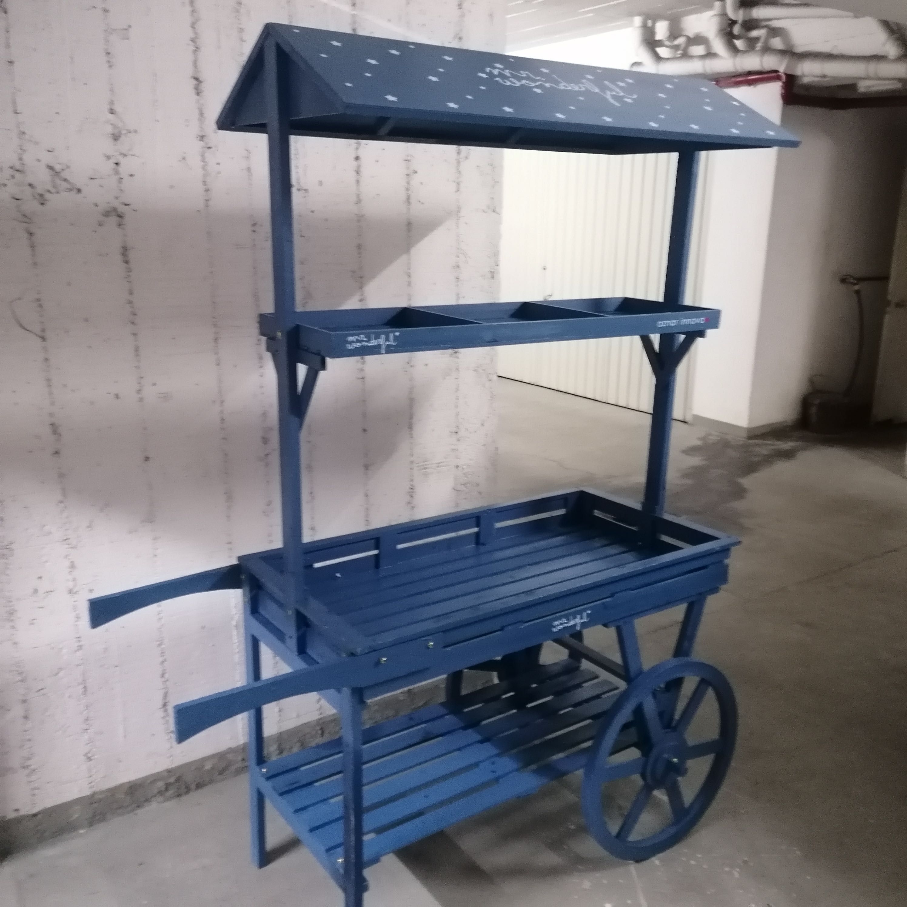 Carrinho de exposição de madeira