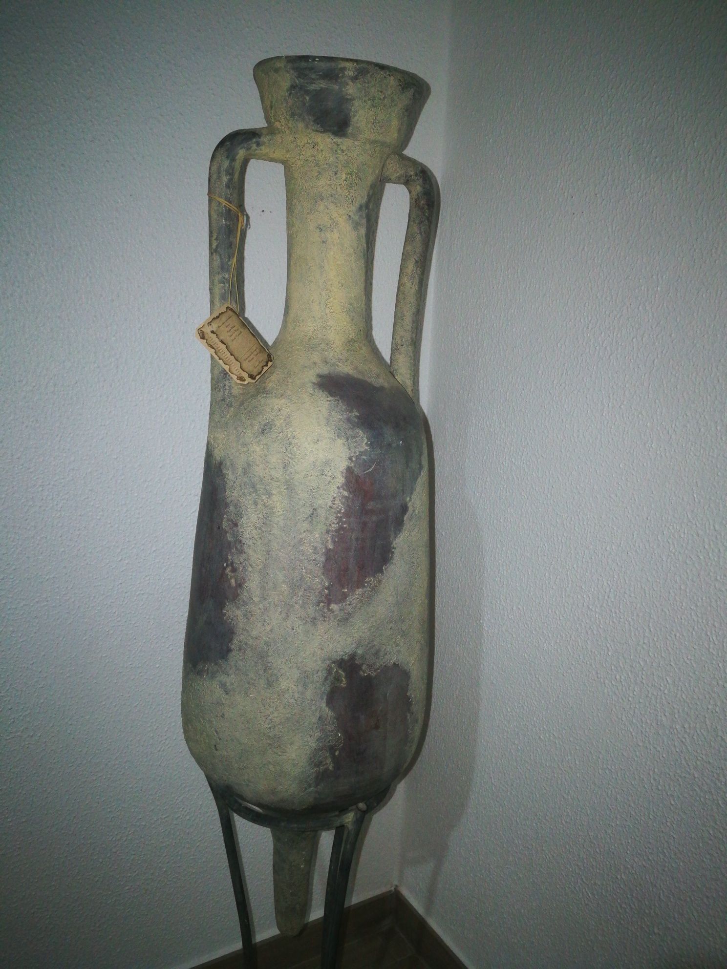 Amphora vintage em suporte ferro