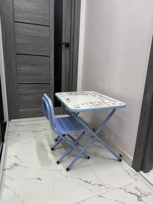 Дитячий стіл з кріслом