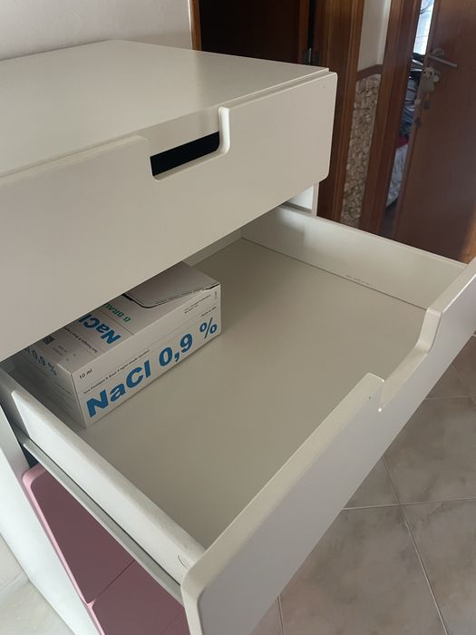 Comoda com bastante espaço para roupa