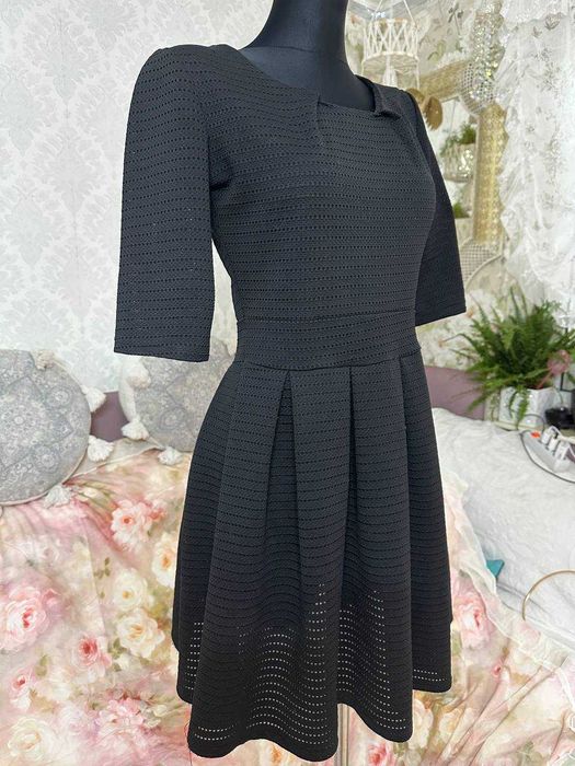 sukienka dopasowana rozkloszowana czarna wednesday falbanki vintage