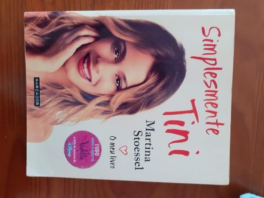 livro "Simplesmente Tini" de Martina Stoessel