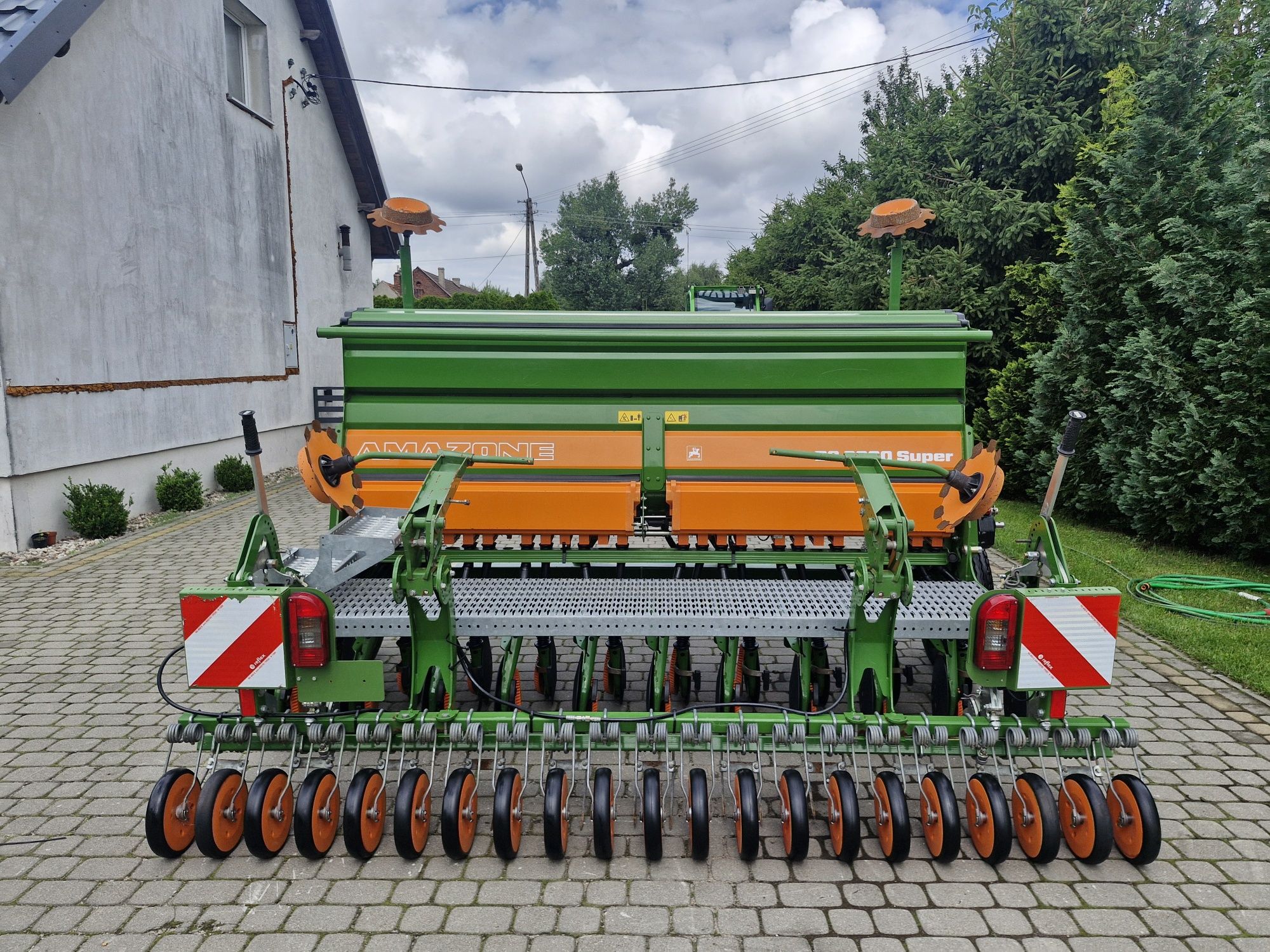 Siewnik zbożowy Amazone D9 super talerzowy- rolki kopiujace
