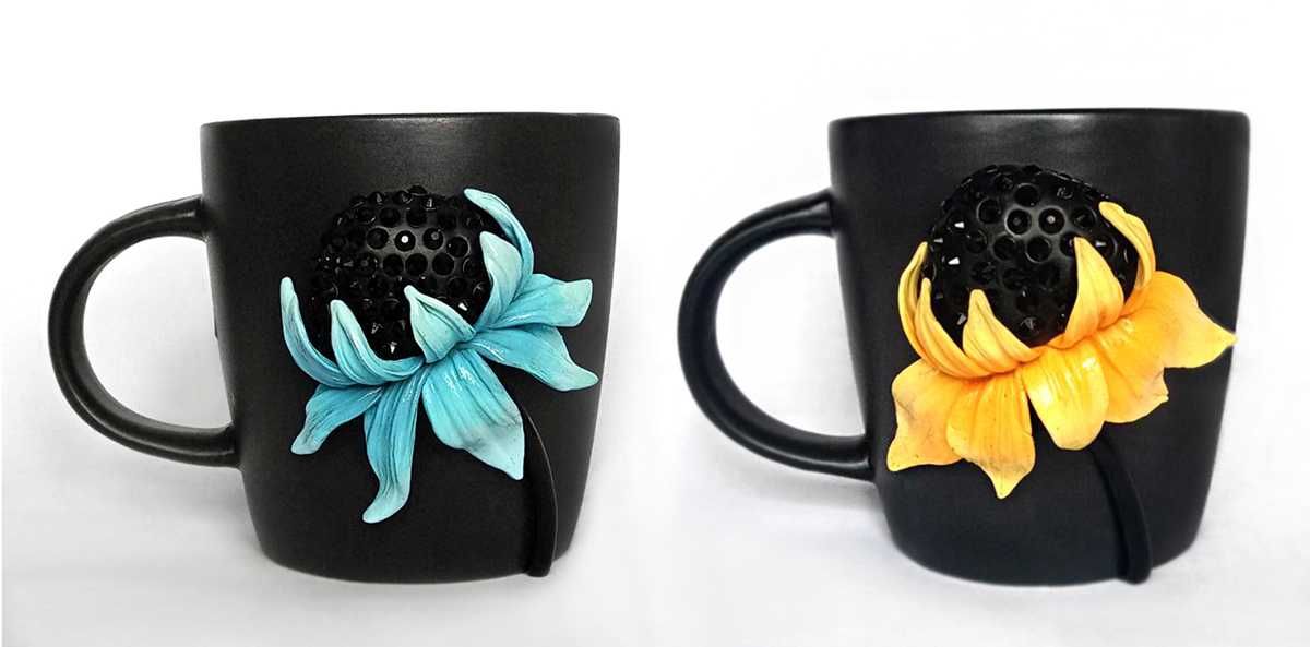 Чашка з декором із полімерної глини. Блакитна та жовта квітка